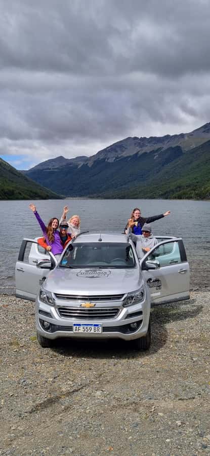 BIG FUEGIAN LAKES OFF-ROAD 4x4 - A toast at Lake Fagnano