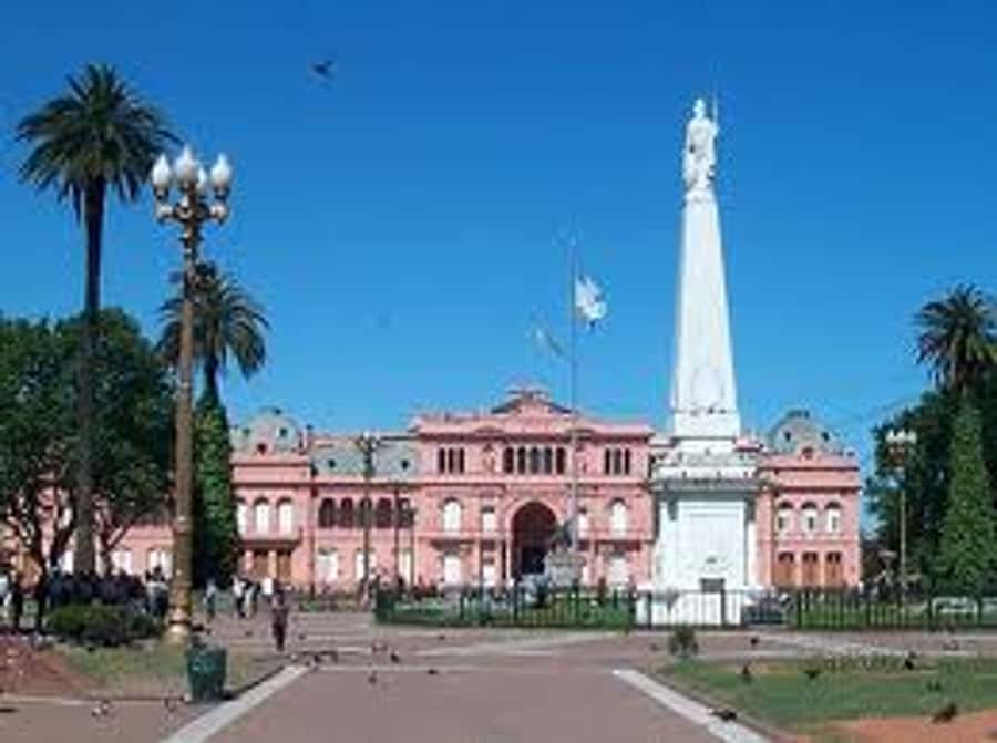 Buenos Aires City Tour with Luxury Lunch - Plaza de Mayo and the historic core
