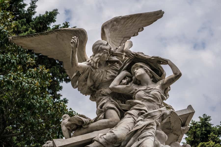 Buenos Aires: La Recoleta Cemetery Guided Tour in English - Meeting your guide at Junín 1760