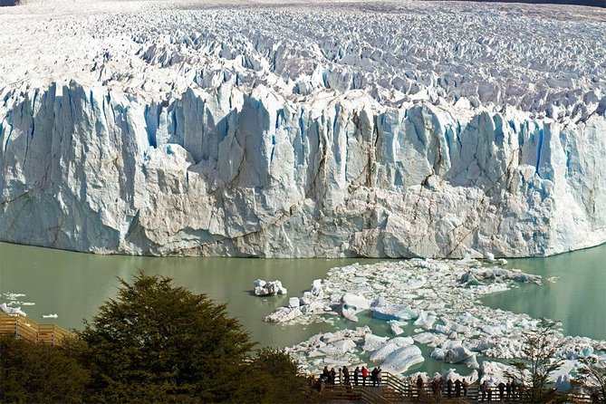 Excursion to the Perito Moreno Glacier, with guide and transfer to / from the hotel - The long road from El Calafate to the ice