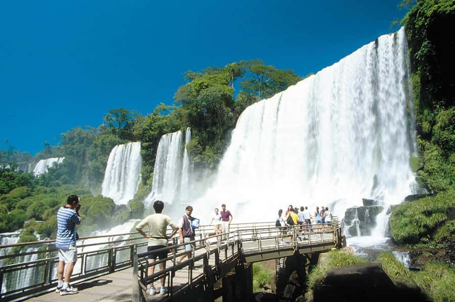 Explore Iguazu Falls in Brazil: An Unforgettable Experience - Rodovia Das Cataratas and the park arrival