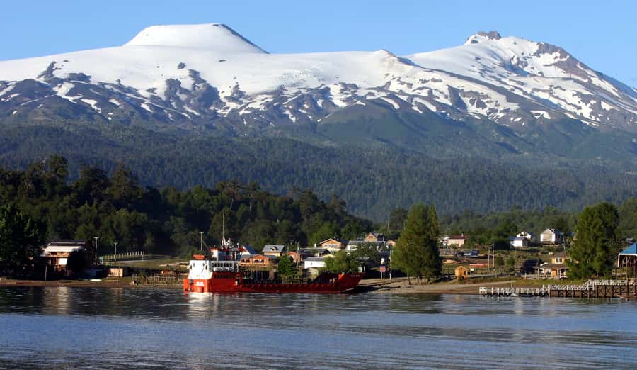 From Bariloche: San Martin de los Andes and 7 Lakes Circuit - Arriving beside Lake Lácar in San Martín de los Andes