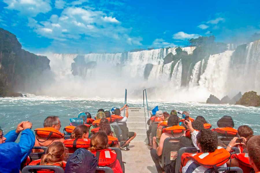 From Puerto Iguazu: Argentinian Iguazu Falls with Boat Ride - What the guide adds to the day