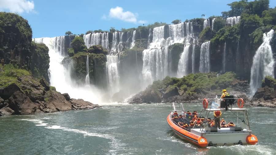 From Puerto Iguazu: Argentinian Iguazu Falls with Boat Ride - From Puerto Iguazu to the park entrance