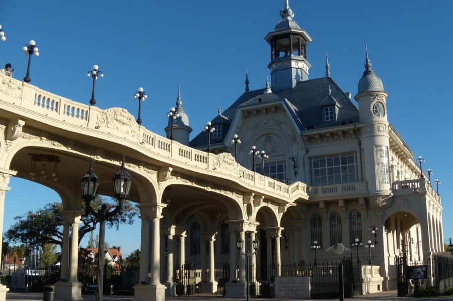 Full Day City Tour Buenos Aires, Recoleta Cemetery and Tigre - La Boca and Caminito’s bright colors