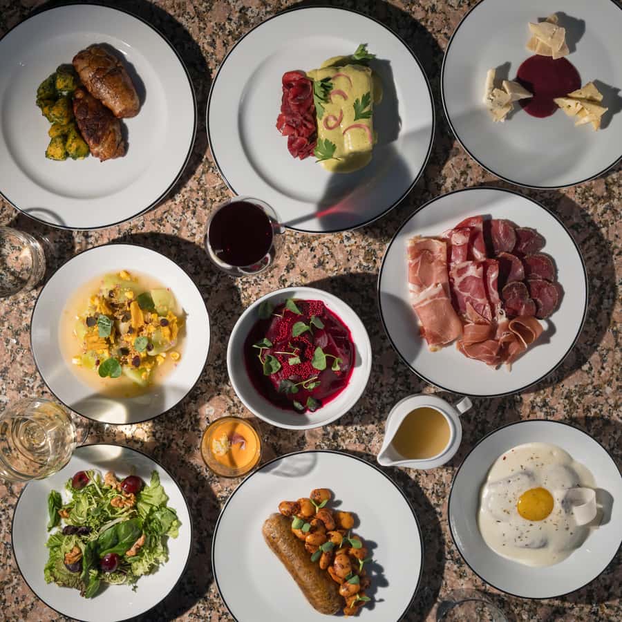Mendoza Food Safari - 4 Top Restaurants in One Night - Walking, city stories, and transportation