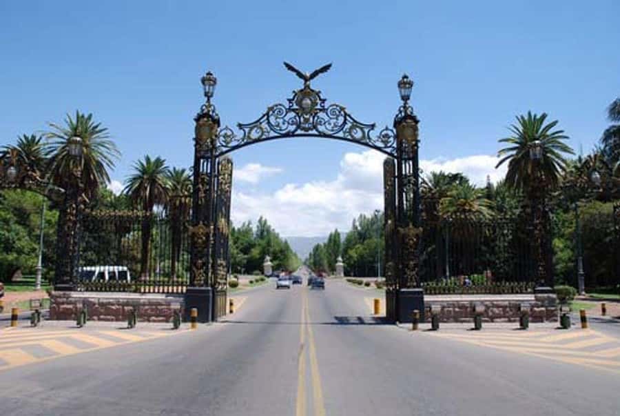 Mendoza: Half-Day Sightseeing City Tour - La Alameda and Mendoza’s earliest streets
