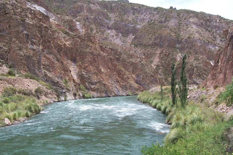 Mendoza: High Mountain Experience, a Tour through the Andes - Los Penitentes and the road toward Puente del Inca
