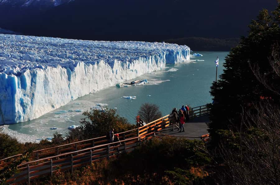 Moreno Glacier: Tour from El Calafate with tour guide, walkways, and boat ride - Key points at a glance