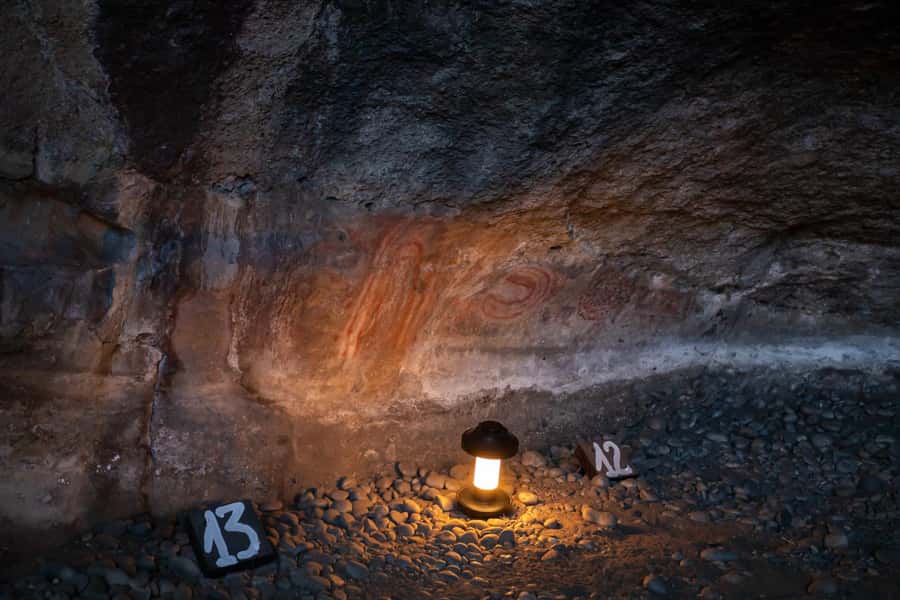 NATIVE EXPERIENCE - LAKES AND CAVERNS - Eating inside the main cave