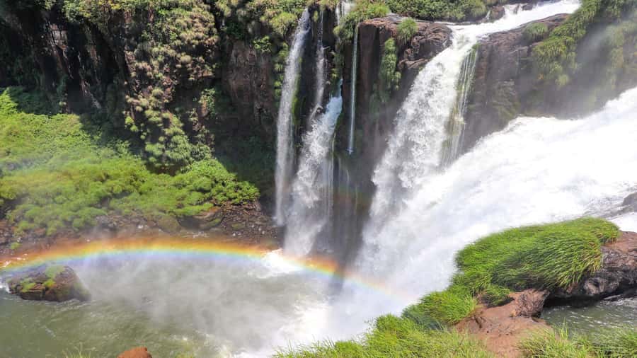Puerto Iguazu: Argentine Falls & Great Adventure Boat - A pause for lunch before the boat