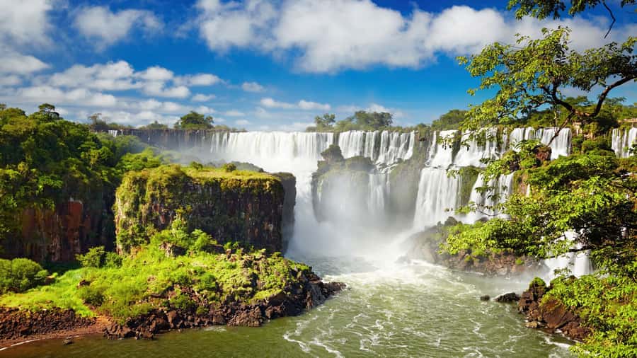 Puerto Iguazú: Brazilian Falls Half-Day Panoramic Tour - The 950-meter path along the cliffs