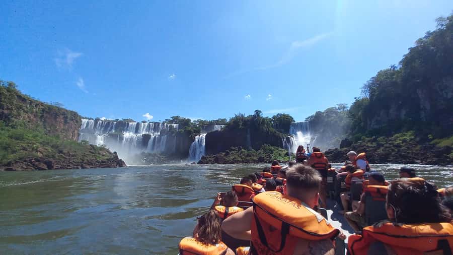 Puerto Iguazú: Iguazú Falls Adventure with 4WD & Boat Ride - Leaving Puerto Iguazú for the national park