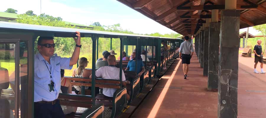 Puerto Iguazu: Iguazu Falls Argentinian Side Full-Day Tour - Getting oriented before the trails