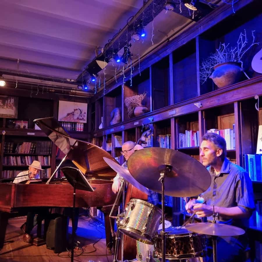 Recoleta Walking Tour and Live Jazz Show - Why this Recoleta evening feels different