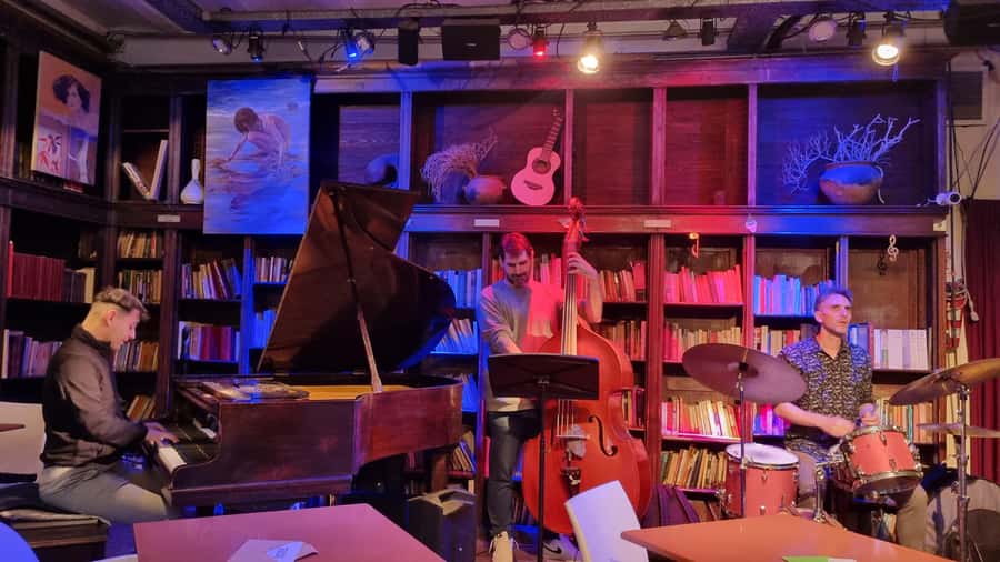 Recoleta Walking Tour and Live Jazz Show - The small jazz club finale
