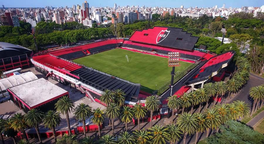 Rosario: Newell's Old Boys Football Match and Messi Tour - Pre-match food and drinks near the stadium