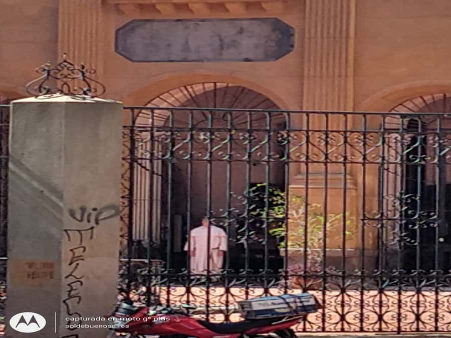 San Telmo Private Guided amazing Walking Tour - Plaza Dorrego and San Telmo’s public face