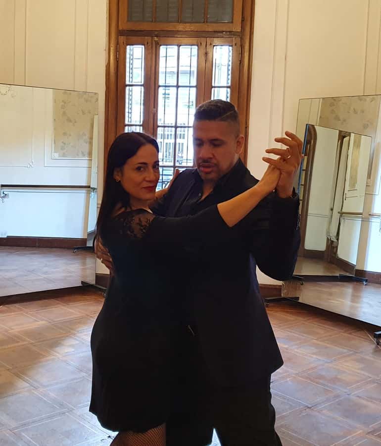 Tango Lesson in Buenos Aires with professional dancers - A professional couple teaches the basics