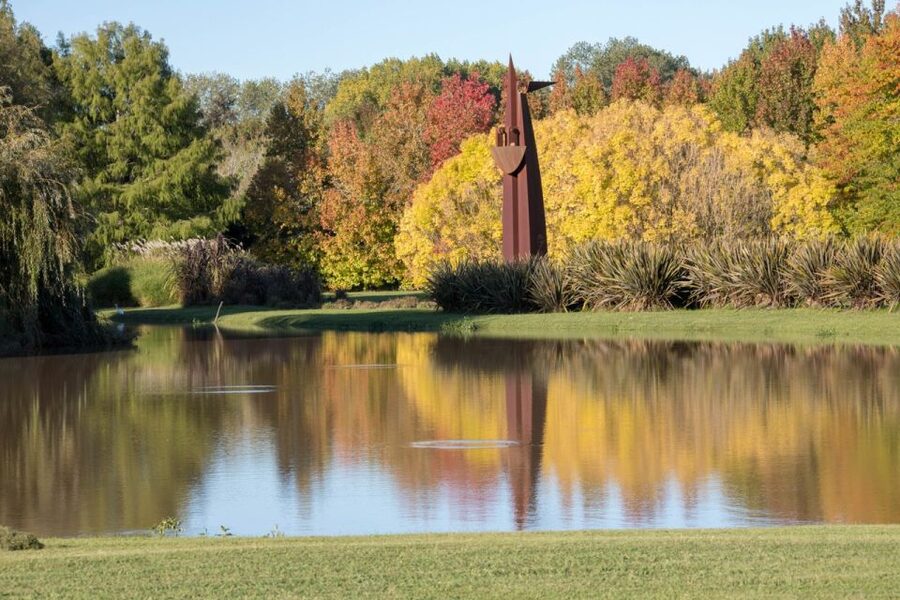 Tigre: sailing and hiking around El Descanso Island - Argentine art among the gardens