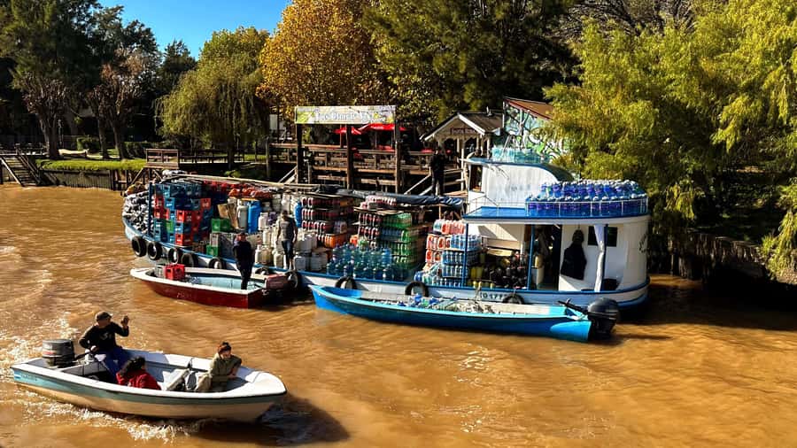 Unique Tigre and Delta Private Day Cruise Navegation - The guides and the tone of the day