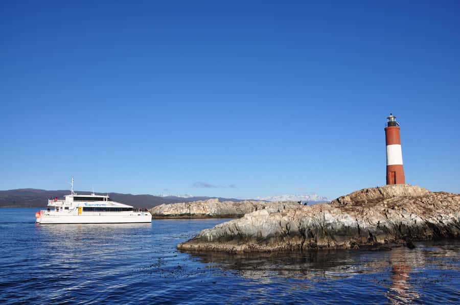 Ushuaia: Penguin Watching Tour by Catamaran - Les Eclaireurs Lighthouse and the SS Monte Cervantes