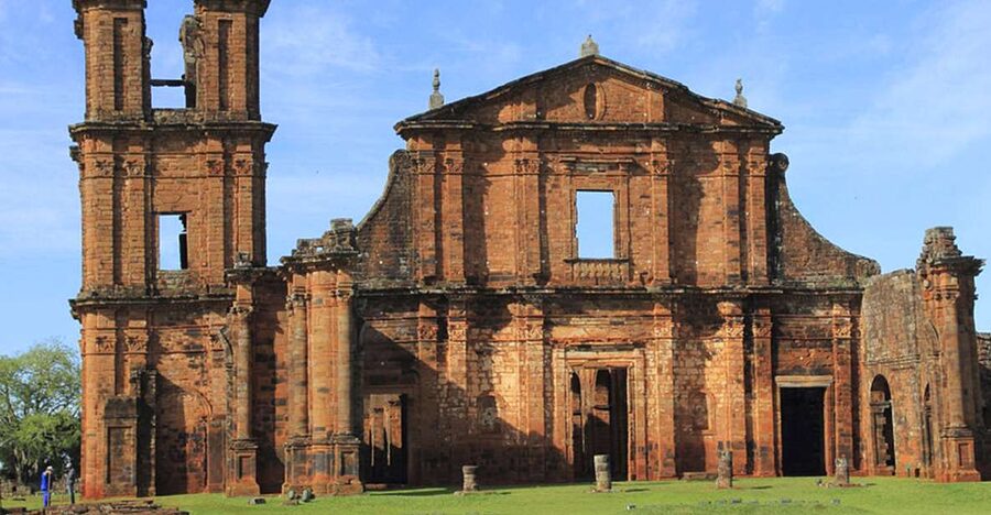 Wanda Mines and San Ignacio Ruins Tour from Puerto Iguazu - Walking through the 300-meter Wanda Mines